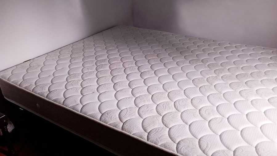 Cama de Casal 200x160 – Estrado + Colchão – Como Nova