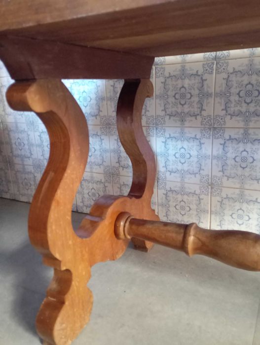 Mesa em madeira trabalhada