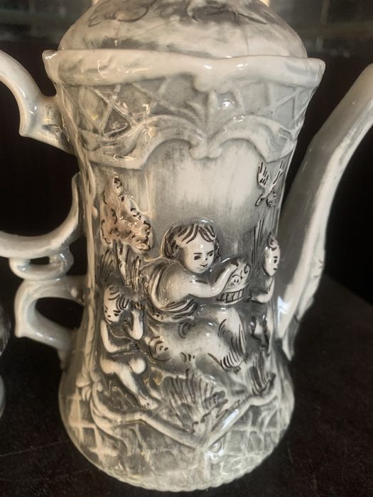 Bule de chá e duas chavenas em porcelana