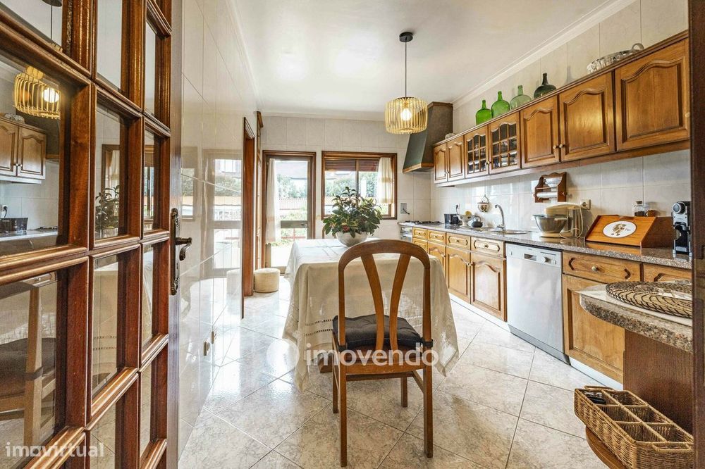 Moradia T4 com áreas amplas, garagem e jardim, na Maia