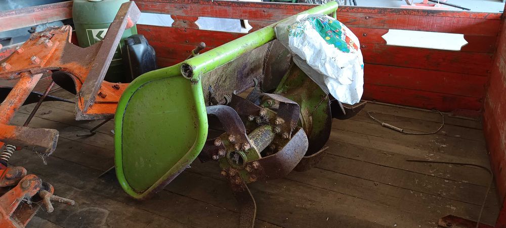 Trator Agria 18cv, reboque e alfaias