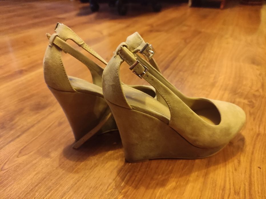 Beżowe buty na koturnie