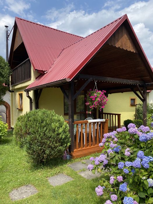 Domek letniskowy nad jeziorem Rożnowskim .