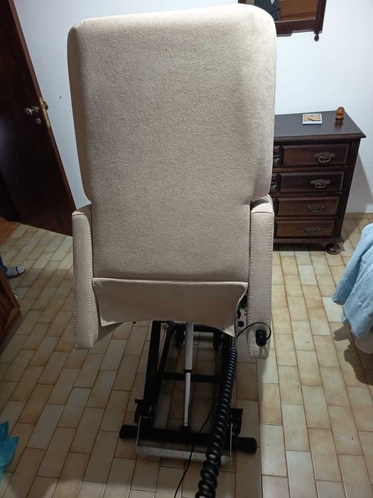 Cadeirão elétrico, em bom estado.