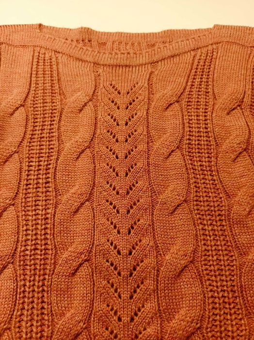 Ceglany sweter w warkocze