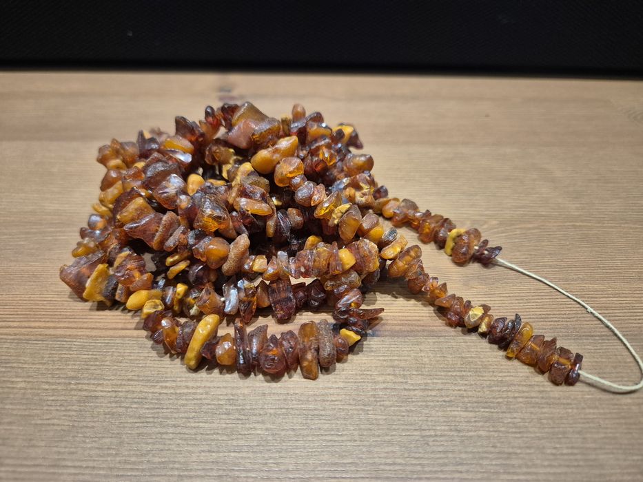 Długi naszyjnik z bursztynów