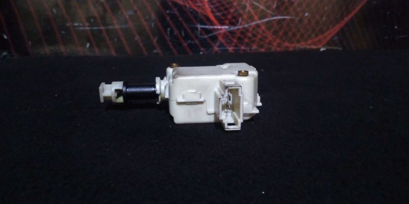 Fecho Da Tampa Do Combustivel Volkswagen Passat (3B3)