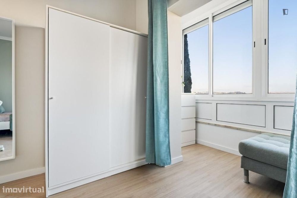 Quarto - localizado em Amadora Lisbon