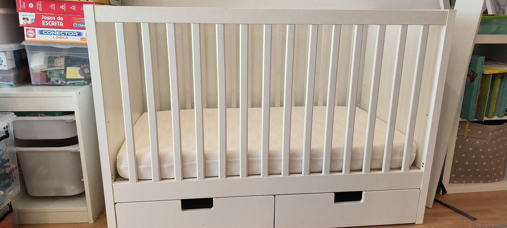 Berço IKEA STUVA com Gavetas + Colchão de Alta Qualidade (Evolutivo) + Muda-fraldas / Trocador Branco com Prateleiras (Estilo East Coast Clara)
