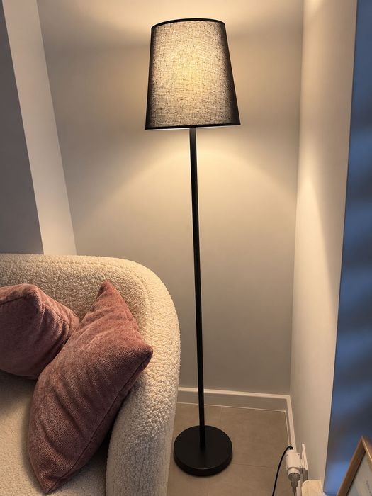 Lampa podłogowa czarna z materiałowym abażurem – nowoczesna, minimalistyczna