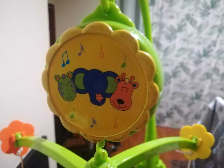Móbile verde claro para berçário com caixinha de música