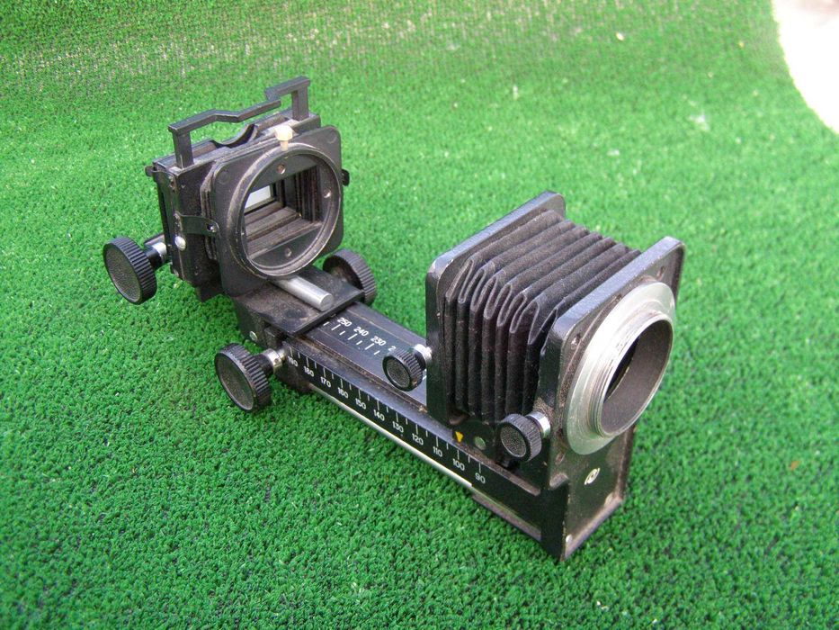 Прилад для мікрофотознімання та перезйомки слайдів