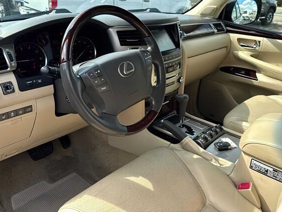 Lexus LX 570      2014