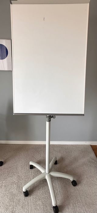Cavalete Flipchart com quadro magnético e rodas