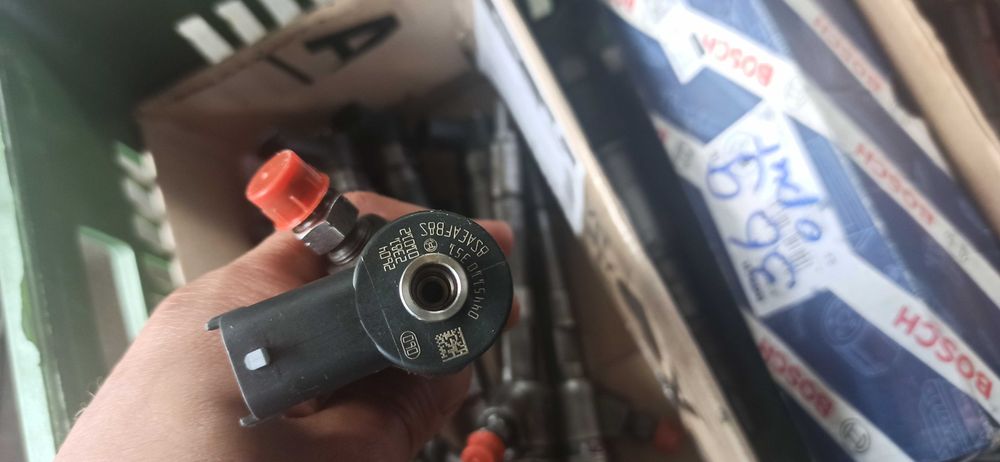 форсунка шкода  VW Фольцваген 1.6 tdi рено 1.6 DCI
28370681 04L130277D