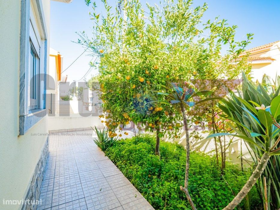 Moradia Isolada T5 com Garagem e anexo em Quinta do Conde