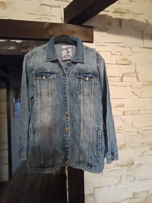 Piękna jeansowa kurtka z aplikacją motyla na plecach