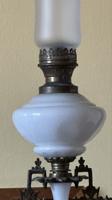 Magnífico Candeeiro a Petróleo Antigo em Vidro Opalino e Bronze – C.A. Kleemann (c. 1900)