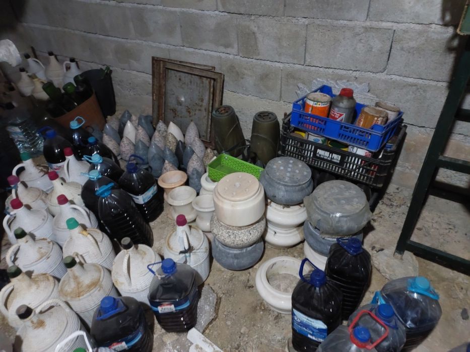 Pinhas e Jarras e floreiras