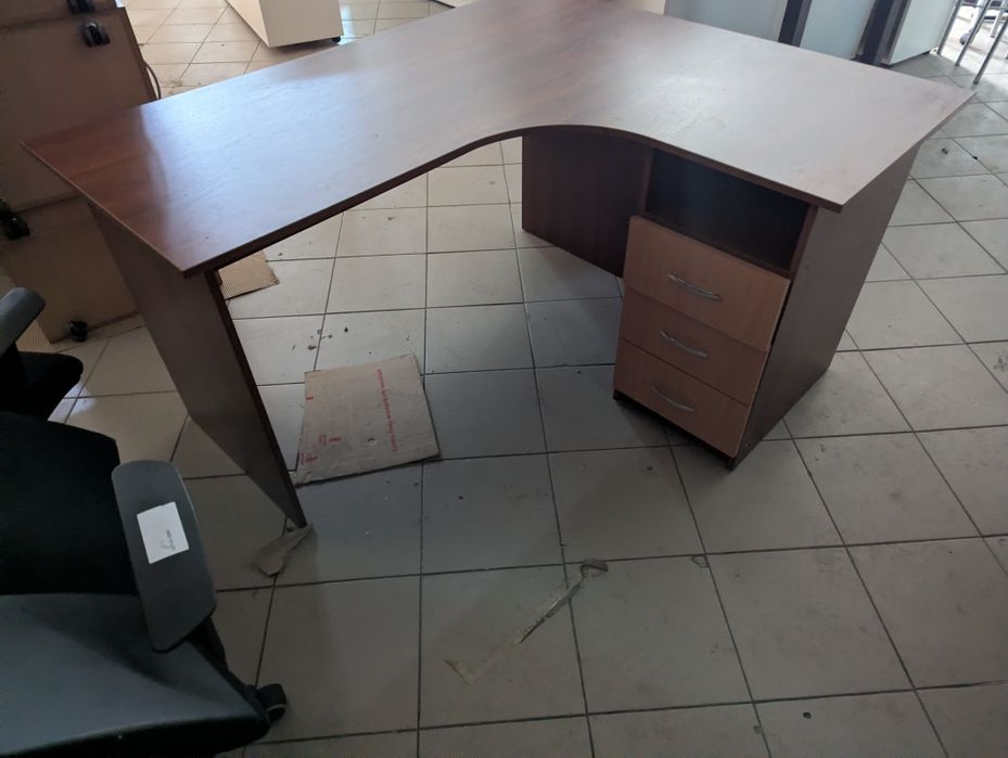 Офисные столы со склада. Дёшево