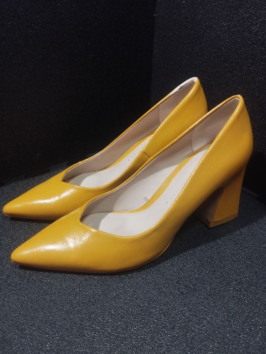 Яскраві туфлі Zara