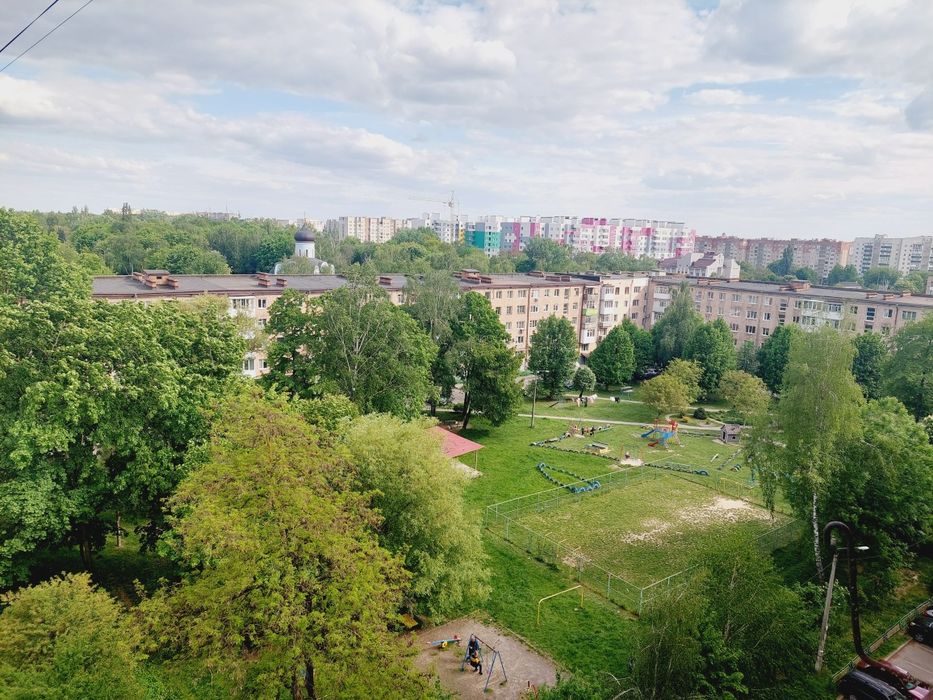 Продаж чотирьохкімнатної квартири.