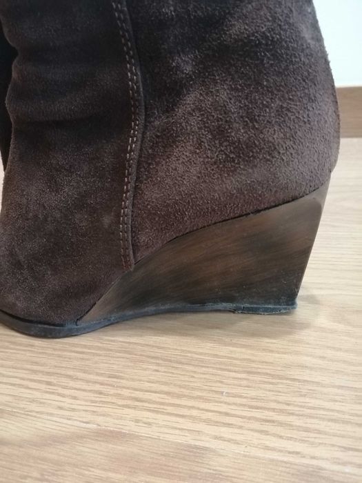 Botas cano alto camurça castanhas