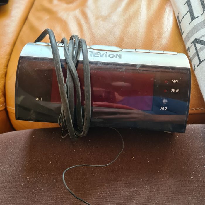 Радіоприймач з годинником та будильником