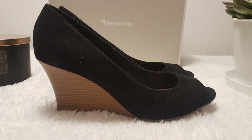 Zamszowe buty na koturnie 37