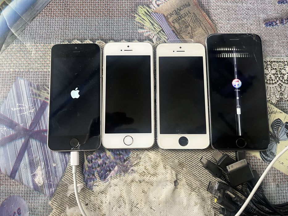 IPhone одним лотом, плюс запчастини
