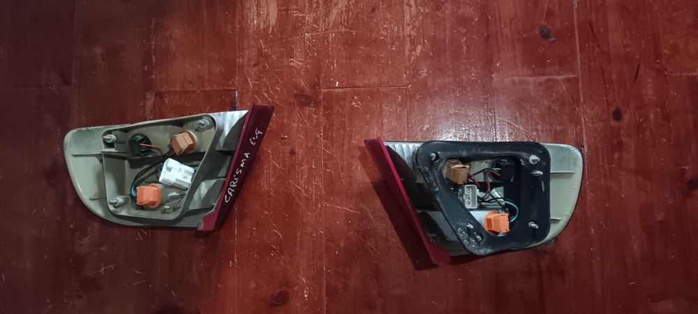 Triângulos e faróis Mitsubishi carisma 2001