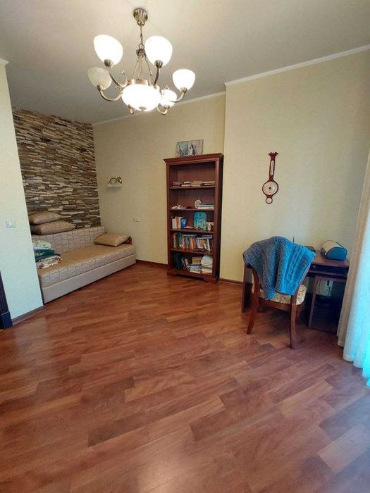 Продам двухэтажный дом с  ремонтом в Центре Слободки.