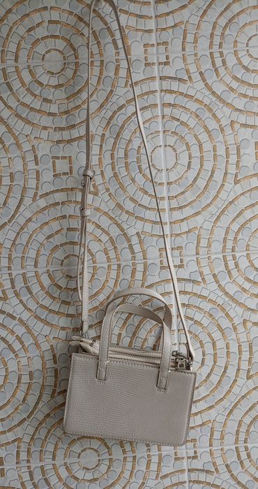 Мини-сумка с эффектом змеи, бренд MNG