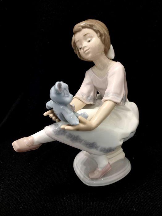 Фарфоровая статуэтка Лладро, дефект, читайте описание.