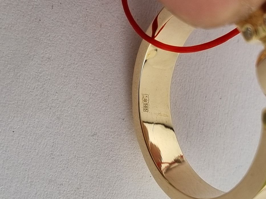 Золотое кольцо с бриллиантом