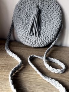 Piękna szara okrągła torebka na ramię z chwostem boho