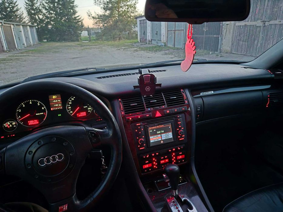 Audi A8 D2 Quattro samochód osobowy