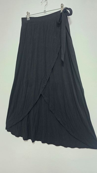 Varias saias novas tamanho M/L. Ver fotos.