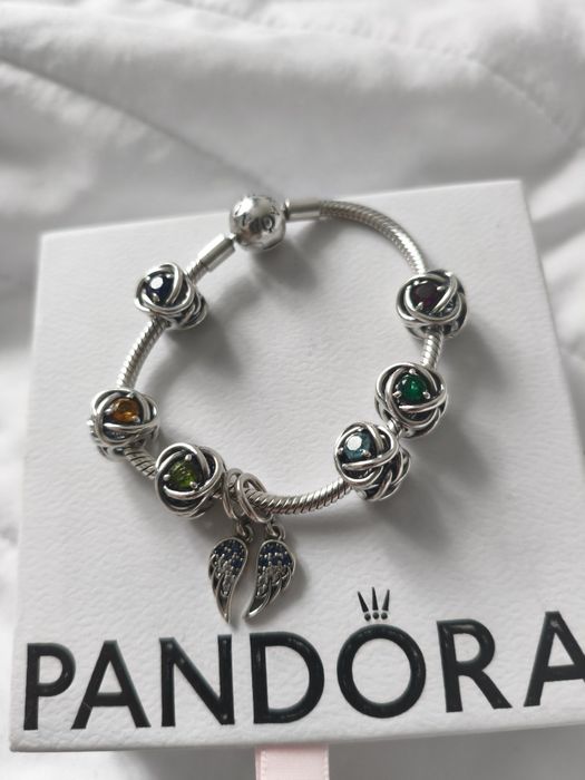 Bransoletka Pandora wraz z charmsami i zawieszkaą
