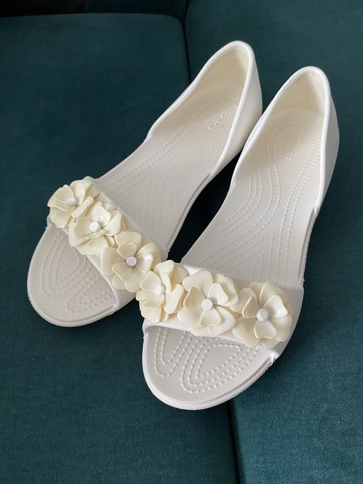 Sandały Crocs Lina Flower D’Orsay Oyster 39/40 W9
