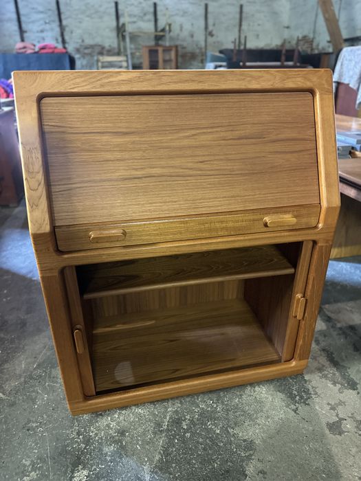 Sekretarzyk | biurko tekowe  DYRLUND DENMARK 70s - roletki / żaluzje