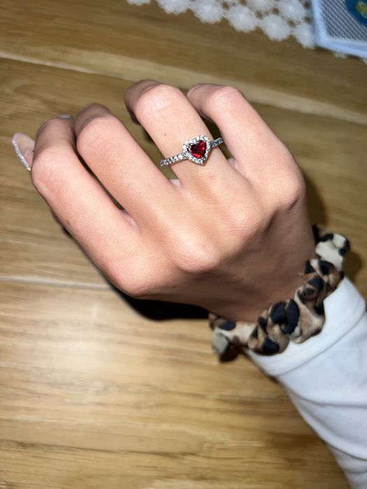 Pandora pierścionek z czerwonym sercem