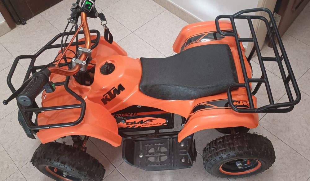 Mini moto 4 laranja elétrica em muito bom estado