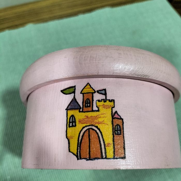 Caixa de madeira decorada pelo método de decoupage