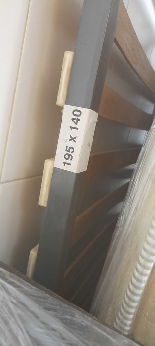 Cama de casal castanho wengue da Antarte e mesinhas de cabeceira