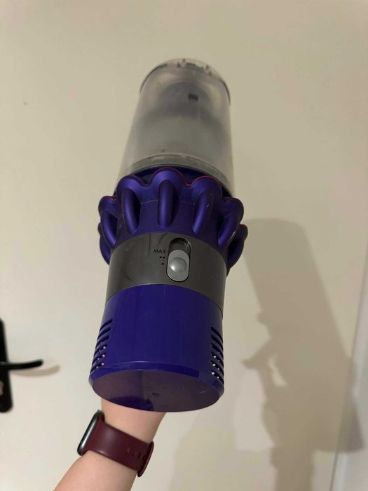 Dyson V10 odkurzacz uszkodzony + baterie + uchwyt + ładowarka