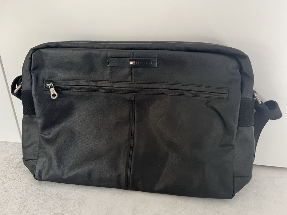 Oryginalna torba na ramię Tommy Hilfiger na laptopa