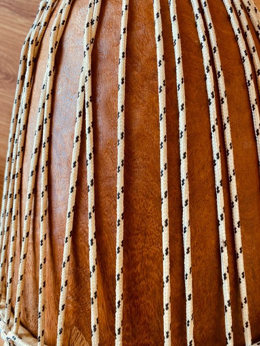 Djembé senegalês gigante - corpo de madeira esculpida e pele natural.