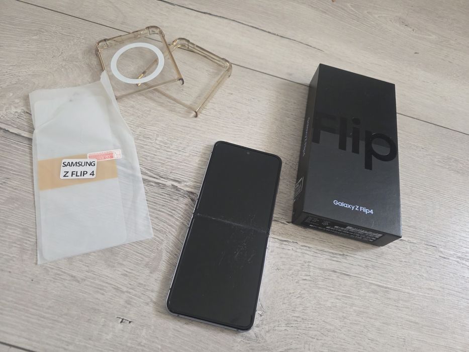 Samsung Z Flip4 uszkodzony