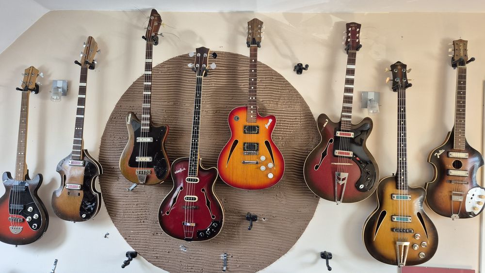 kolekcja 21 gitar i 5 basow Defil